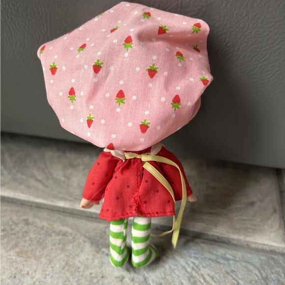 Vintage Kenner 1982 Strawberry Shortcake Doll - Picture 2 of 2